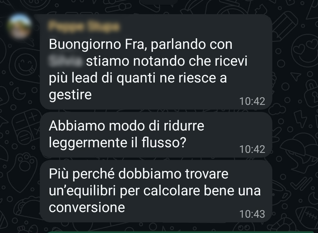 Messaggio WhatsApp di un cliente del settore assicurativo che riceve più lead di quanti riesca a gestirne e chiede di ridurre leggermente il flusso