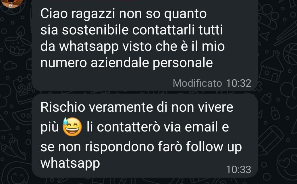Messaggio WhatsApp di un cliente che riceve così tanti contatti da non riuscire a gestirli tutti da WhatsApp e decide di passare al contatto via email con follow up