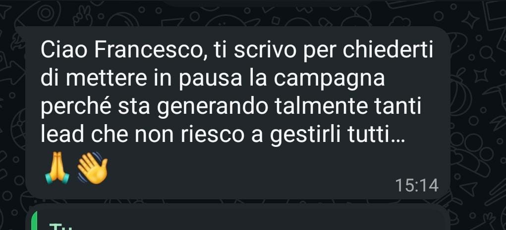 Messaggio WhatsApp di un cliente che chiede di mettere in pausa la campagna perché sta generando talmente tanti lead da non riuscire a gestirli tutti