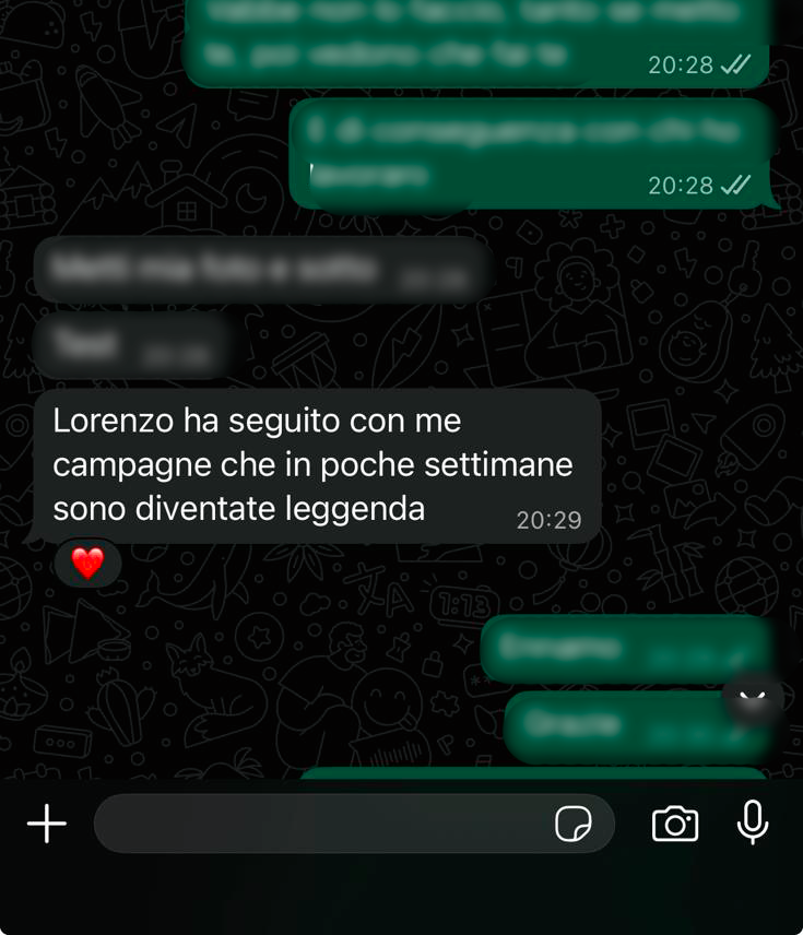 Conversazione WhatsApp con un cliente del settore beauty che racconta di campagne diventate leggenda in poche settimane