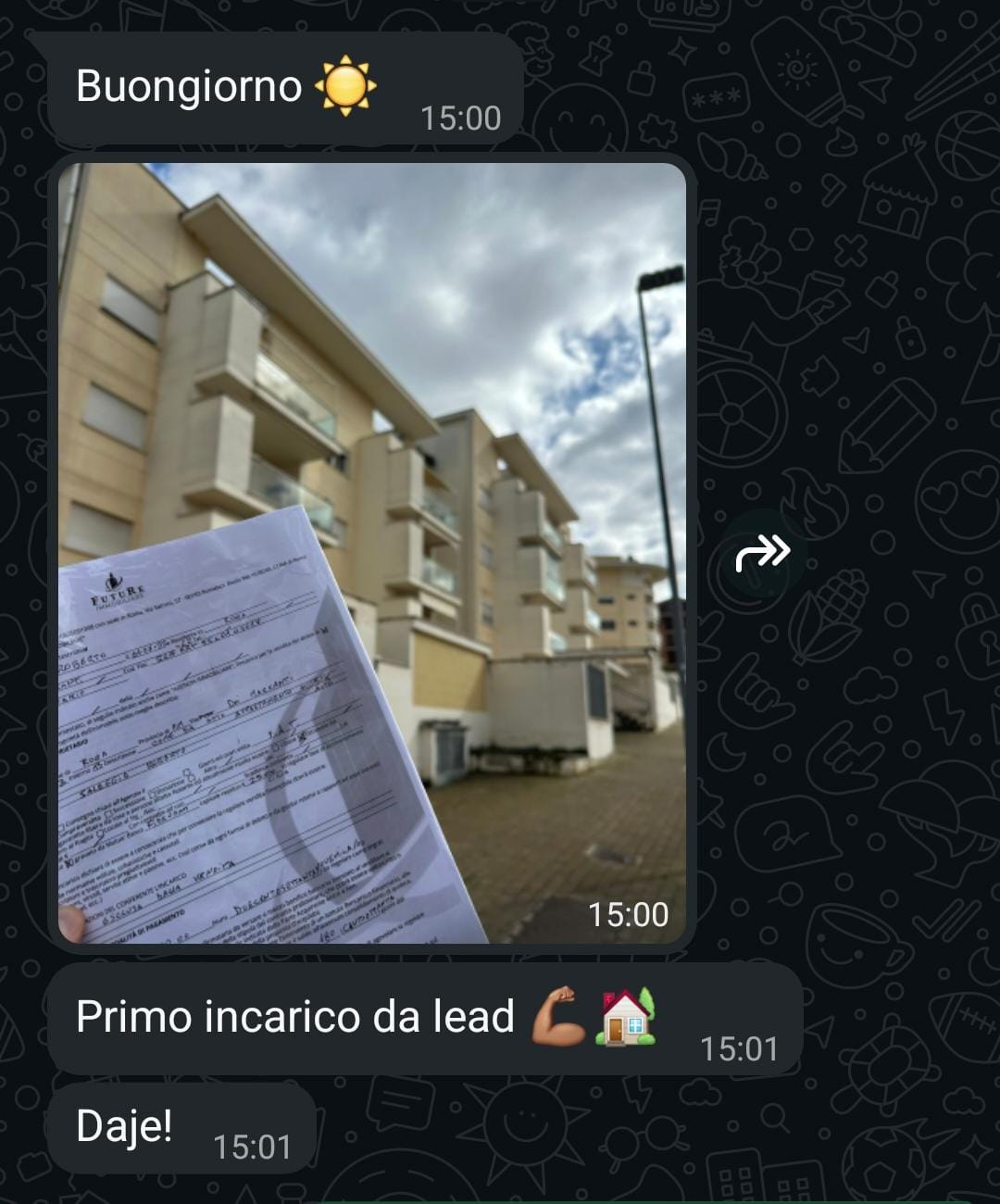 Messaggio WhatsApp di un cliente del coaching con la foto del primo incarico firmato arrivato da un lead
